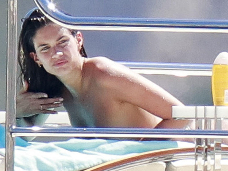 Η Sara Sampaio τόπλες σε Yacht κάνει ηλιοθεραπεία στη Γαλλία.