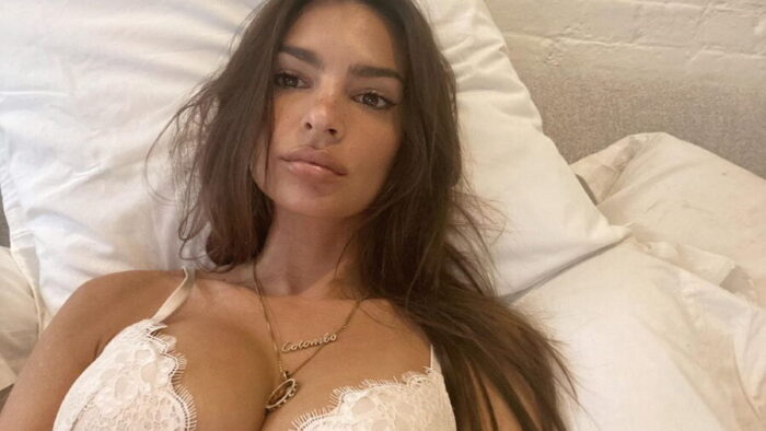 Η Emily Ratajkowski δείχνει τα χρυσά της κοσμήματα πάνω στο υπέροχο στήθος της !