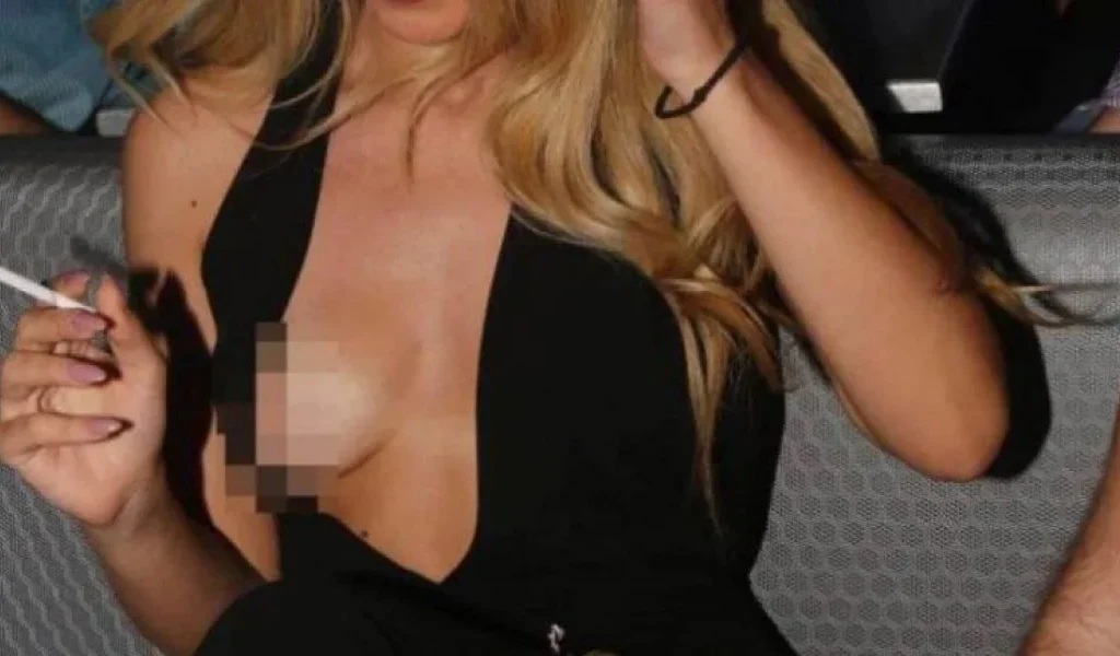 Ροζ ευτύχημα (για εμάς) σέξι τραγουδίστρια που της βγήκε το…βυζί έξω!