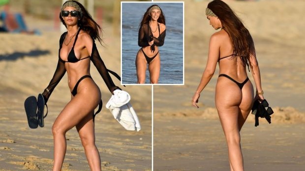 Η Jennifer Metcalfe, δείχνει απίστευτη καθώς δείχνει τον πισινό της με στρινγκ μπικίνι στην παραλία!