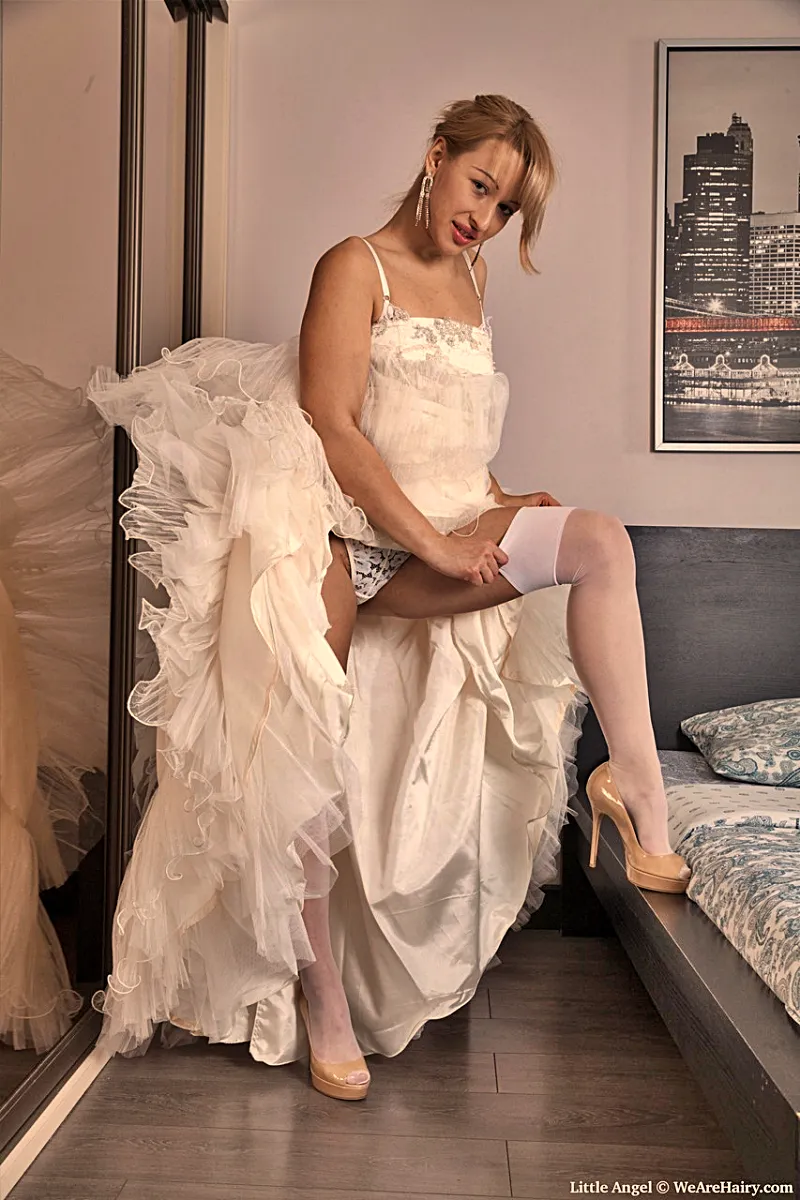 Η ξανθιά νύφη Angel βγάζει το νυφικό της