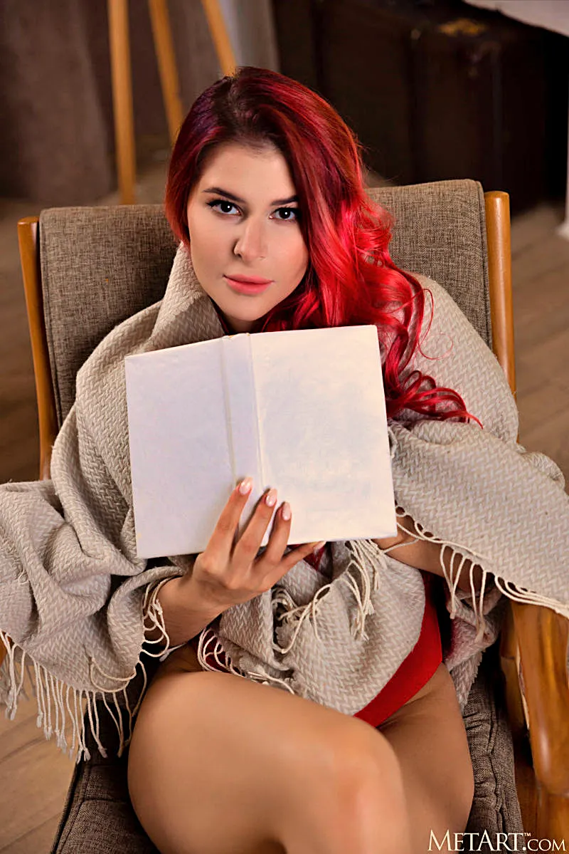 Η κοκκινομάλλα Pandora με το καυτό κορμί πετάει το κιλοτάκι της και αρχίζει τις... επικύψεις!