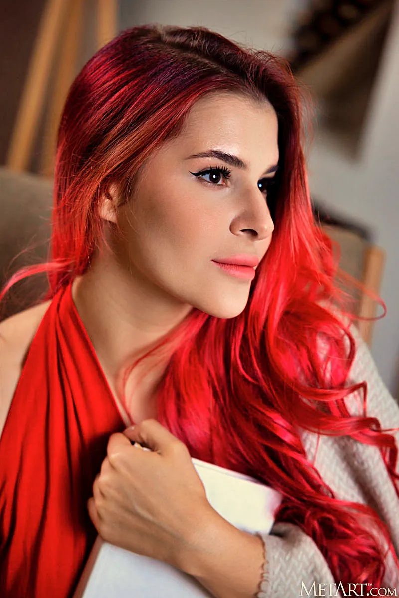 Η κοκκινομάλλα Pandora με το καυτό κορμί πετάει το κιλοτάκι της και αρχίζει τις... επικύψεις!