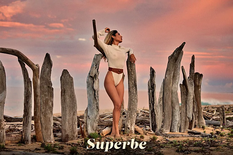 Η Georgina Cortez δείχνει το λεπτό της σώμα με το ζωντανό φυσικό στήθος στην παραλία.