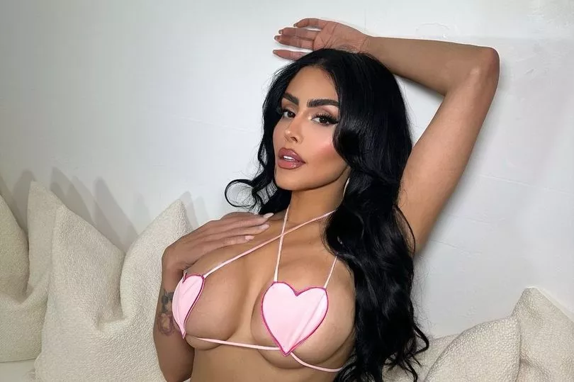 Η Chloe Saxon με ένα σούπερ slinky μπικίνι καρδιάς