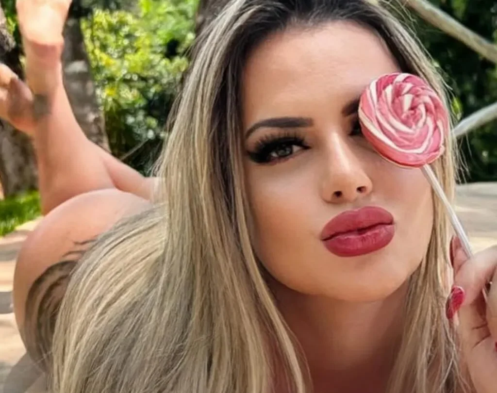 Η «πιο καυτή δικηγόρος στον κόσμο» τόπλες στα πιο τολμηρά κλικ της μέχρι στιγμής! Η «πιο καυτή δικηγόρος στον κόσμο» τόπλες στα πιο τολμηρά κλικ της μέχρι στιγμής!