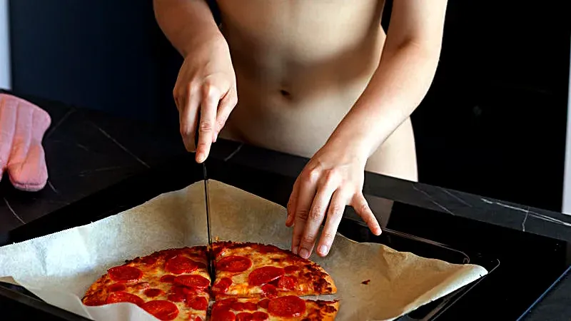 Η 24χρονη Oxana στην κουζίνα ετοιμάζει μια πίτσα για μεσημεριανό!