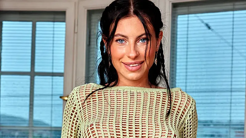 Lily Bella Μαγευτική μελαχρινή με εσώρουχα