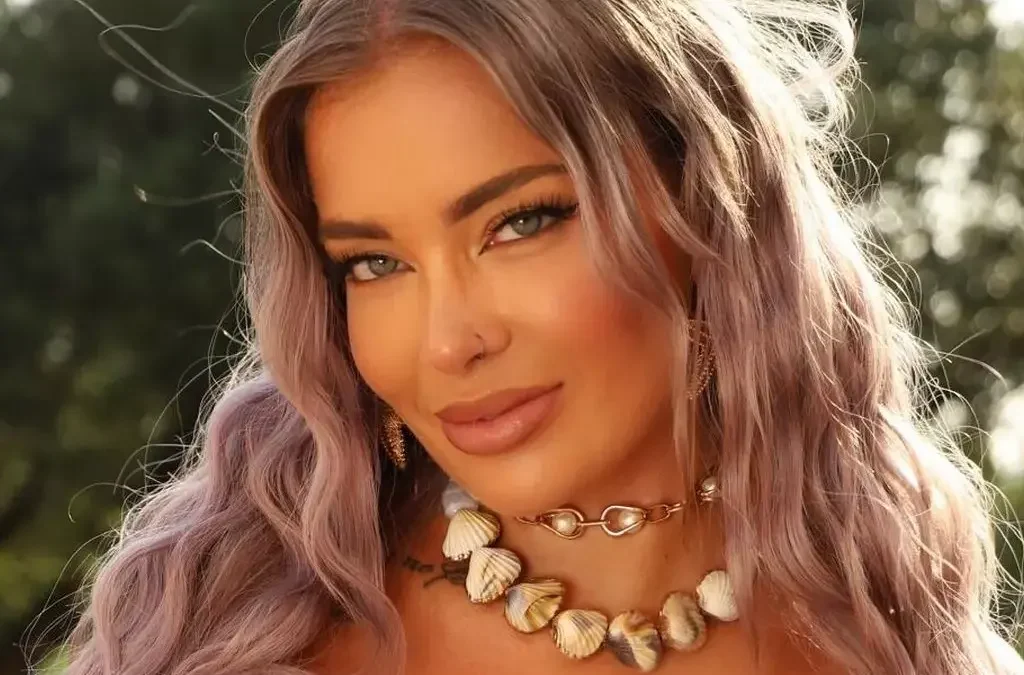 Saucy «το μέγεθος έχει σημασία» και λέει στους άνδρες τι κάνει το «τέλειο» πέος! Η Hayley Davies, 25 ετών!